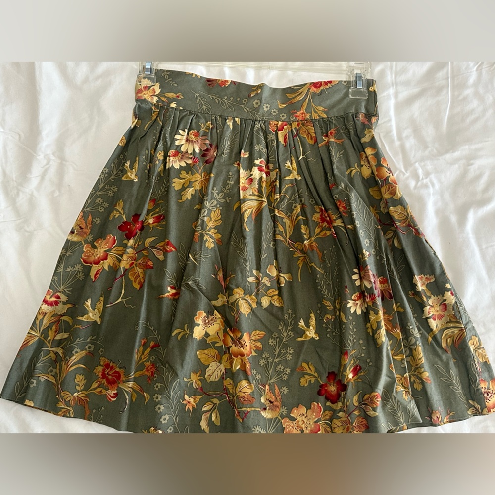 Super cute, vintage print skirt.